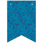 Een blauwe en zwarte achtergrond met een patroon vlaggetjes (Tweede vlag)