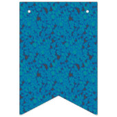 Een blauwe en zwarte achtergrond met een patroon vlaggetjes (Eerste vlag)