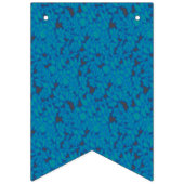 Een blauwe en zwarte achtergrond met een patroon vlaggetjes (Derde vlag)