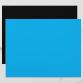 Een blauwe lucht met een vliegtuig dat in de lucht briefhoofd