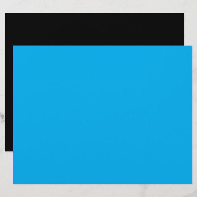 Een blauwe lucht met een vliegtuig dat in de lucht briefhoofd (Voorkant / Achterkant)