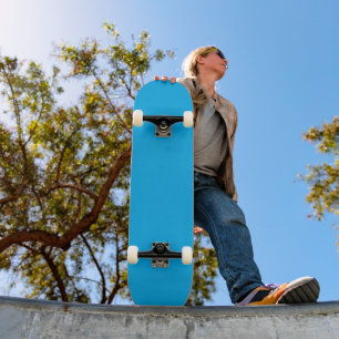 Een blauwe lucht met een vliegtuig dat in de lucht persoonlijk skateboard