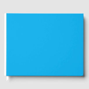 een blauwe lucht met een vliegtuig gastenboek