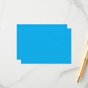 Een blauwe lucht met een vliegtuig informatiekaartje