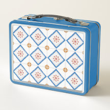 Een blauwe metalen lunchbox heeft een geometrisch 