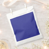 Een blauwe muur met een klok bedankzakje (Geknipt)