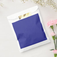 Een blauwe muur met een klok