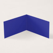 Een blauwe muur met een klok erop kaart (Binnen)