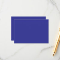 Een blauwe muur met een klok