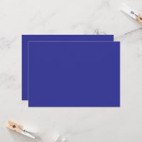 Een blauwe muur met een klok