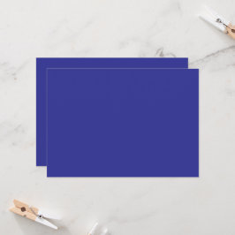 Een blauwe muur met een klok kaart