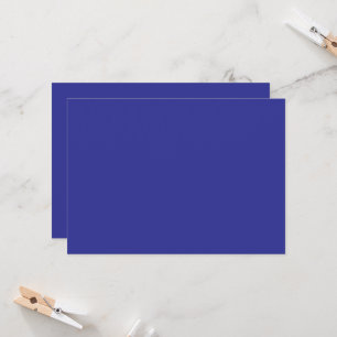 Een blauwe muur met een klok kaart