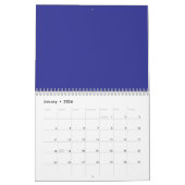 Een blauwe muur met een klok kalender (Jan 2026)