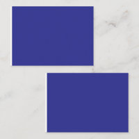 Een blauwe muur met een klok