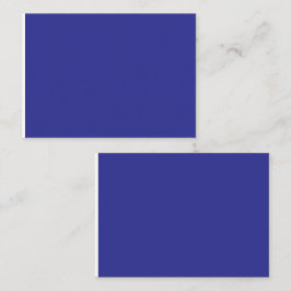 Een blauwe muur met een klok plaatskaartje