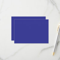 Een blauwe muur met een klok