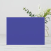 Een blauwe muur met een klok save the date (Staand voorkant)