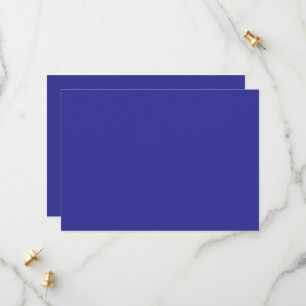 Een blauwe muur met een klok save the date