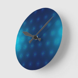 Een blauwe verloop wandklok met concentrische 