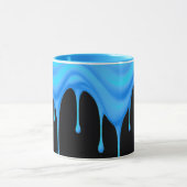 Een blauwe vloeistof (verf, crème, ijs) zwemt. mok (Midden)