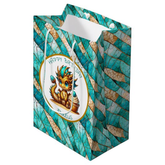 Een Blauwgroen en Gouden Draak Gepersonaliseerde J Medium Cadeauzakje (Voorkant Gekanteld)