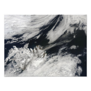 Een bleke grijze aspluim van de top foto afdruk