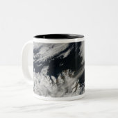 Een bleke grijze aspluim van de top tweekleurige koffiemok (Voorkant links)