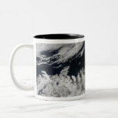 Een bleke grijze aspluim van de top tweekleurige koffiemok (Links)