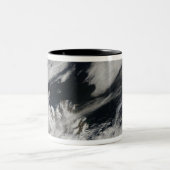 Een bleke grijze aspluim van de top tweekleurige koffiemok (Center)