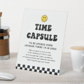 Eén blije kerel jongen 1e verjaardag tijdcapsule b reclamebord met voetstuk (Insitu)