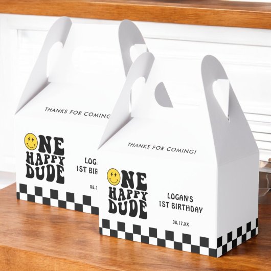 Eén blije vent glimlach gezicht jongen eerste verj bedankdoosjes