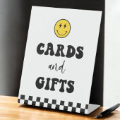 Een blije vent jongen 1e verjaardagskaarten en -ca reclamebord met voetstuk