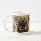 Een blik op de Mok van St. Peter Altar Coffee (Links)