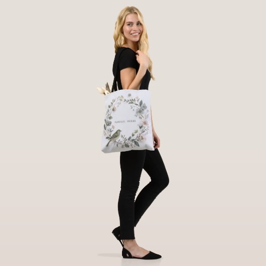 Een  bloem en een vogeltje tote bag (Op model)