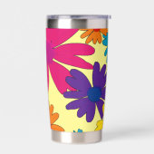 Een bloembed van melkbloemen geïsoleerde drinkbeker (Links)