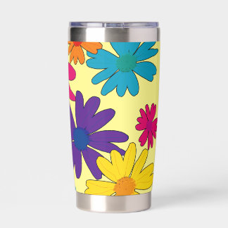 Een bloembed van melkbloemen geïsoleerde drinkbeker