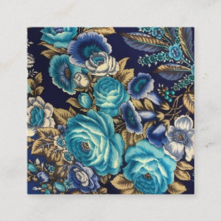 Een bloempatroon met blauwe rozen en andere bl informatiekaartje