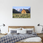 Een blokhut en de Sawttogebergten in Canvas Afdruk (Insitu (Slaapkamer))