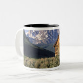 Een blokhut en de Sawttogebergten in Tweekleurige Koffiemok (Voorkant links)