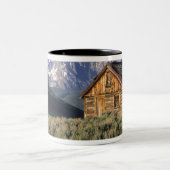 Een blokhut en de Sawttogebergten in Tweekleurige Koffiemok (Center)