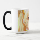 Een blond meisje glimlachen met amberkleurige ogen magische mok (Links)