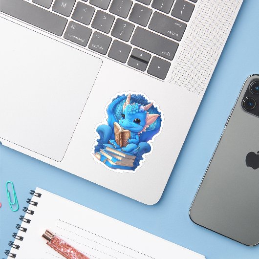 Een Blue Dragon Reading Sticker (Laptop met iPhone)