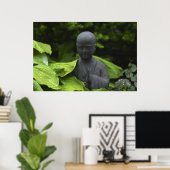 Een Boeddha-beeld in een Meditation Garden Poster (Thuiskantoor)