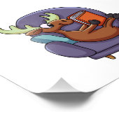 Een boek lezen op een sofa | Achterkleur kiezen Foto Afdruk (Hoek)