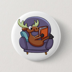 Een boek lezen op een sofa   Achterkleur kiezen Ronde Button 5,7 Cm