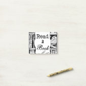 Een boek lezen post-it® notes (Op bureau)