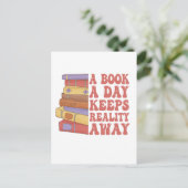 Een boek per dag houdt de realiteit weg Funny Book Briefkaart (Staand voorkant)