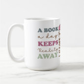 Een boek per dag houdt de realiteit weg koffiemok (Links)