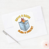 Een boek redden Een fascist verbranden Vierkante Sticker (Envelop)