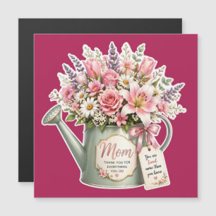 Een boeket bloemen in een gietkan voor mama 